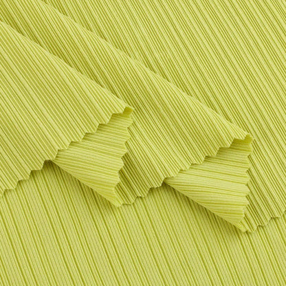 Янги баҳор/ёз мавсуми учун муздек ефектли ипаксимон плиссирланган (қиррали) чизиқли трикотаж мата — 4 томонлама чўзиладиган стрейч тузилиши билан, футболка ва сарафанлар учун мос
