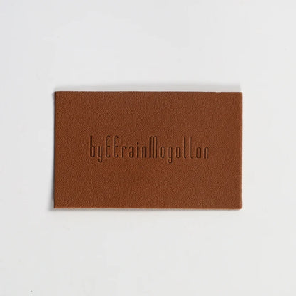 Шляпалар учун махсус жинси тери патч Блинд Эмбосс логотипи ПУ чарм патч