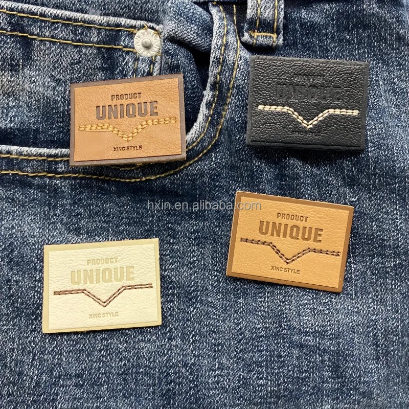 Юқори сифатли махсус ювилиши мумкин бўлган нақшинкор логотип жинси кўйлаги учун ПУ тери ёрлиғи ёрлиғига тикилган