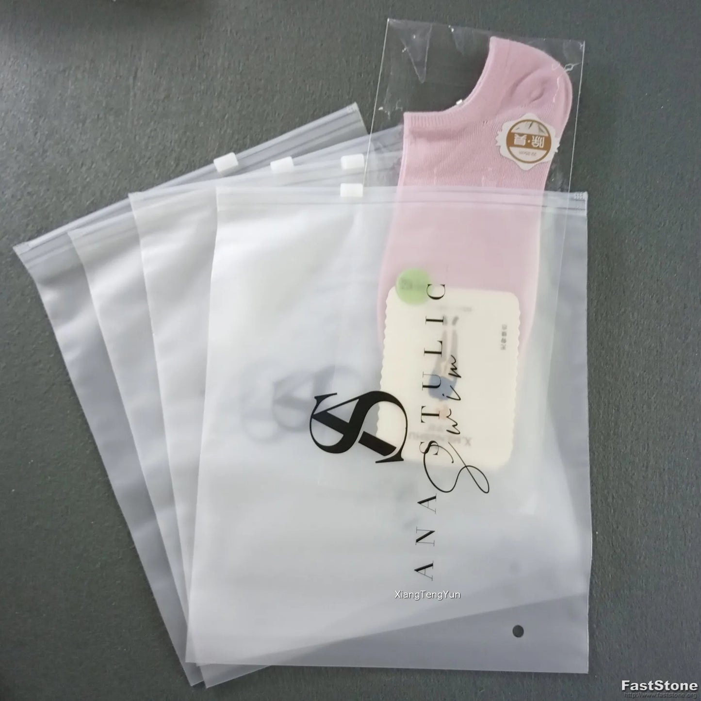 Юқори сифатли, мат сиртли, экологик тоза, сув ўтказмайдиган зипперли пакет — кийим-бошни қадоқлаш учун мўлжалланган. Лого қўйиш мумкин, қайта ишлатилади ва био-йўқолувчи материалдан тайёрланган.