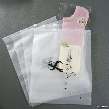 Юқори сифатли, мат сиртли, экологик тоза, сув ўтказмайдиган зипперли пакет — кийим-бошни қадоқлаш учун мўлжалланган. Лого қўйиш мумкин, қайта ишлатилади ва био-йўқолувчи материалдан тайёрланган.