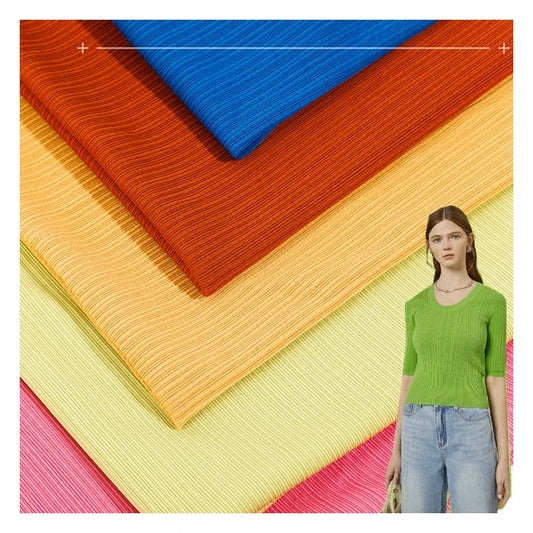 Янги баҳор/ёз мавсуми учун муздек ефектли ипаксимон плиссирланган (қиррали) чизиқли трикотаж мата — 4 томонлама чўзиладиган стрейч тузилиши билан, футболка ва сарафанлар учун мос