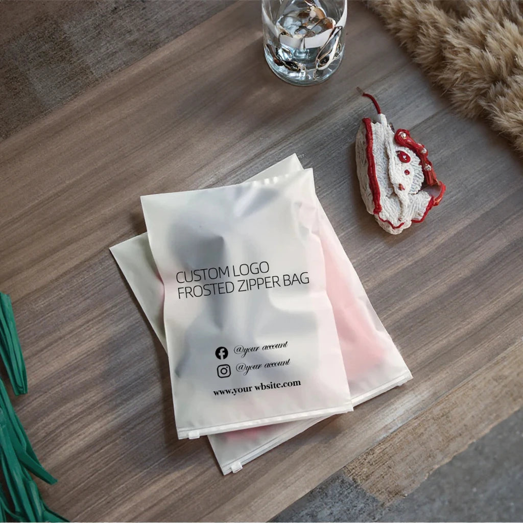 Кастом мат сиртли ПЭ зипперли, қайта ишлатиладиган зиплок пакет — кийим-бош учун мўлжалланган, лого босиш имкониятига эга совуқ кўринишли пластик қадоқлаш қопчаси.