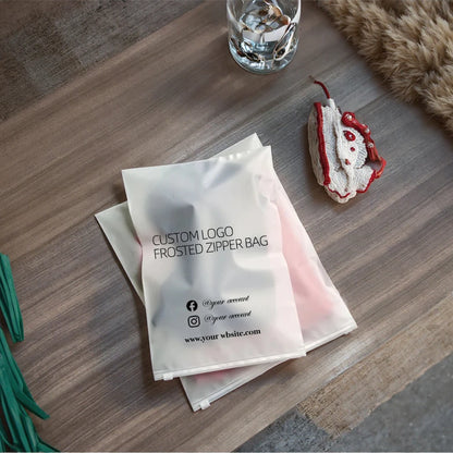 Кастом мат сиртли ПЭ зипперли, қайта ишлатиладиган зиплок пакет — кийим-бош учун мўлжалланган, лого босиш имкониятига эга совуқ кўринишли пластик қадоқлаш қопчаси.