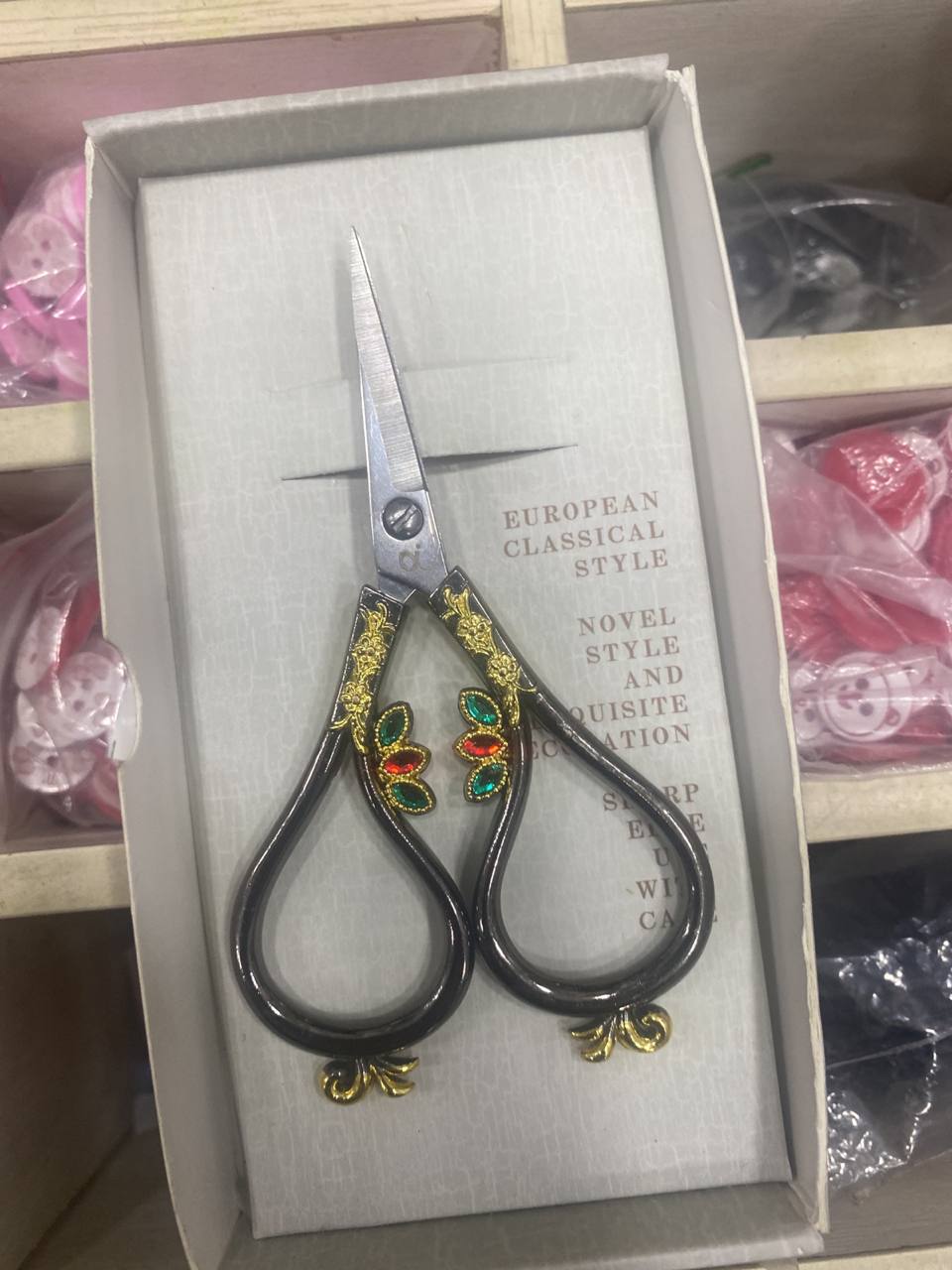 Узорчатые черные ножницы